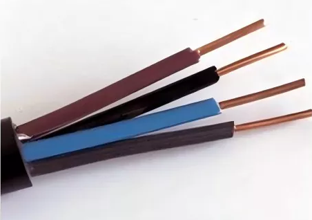 ما هي المواد العازلة المستخدمة في كابلات التحكم المعزولة بالبلاستيك؟